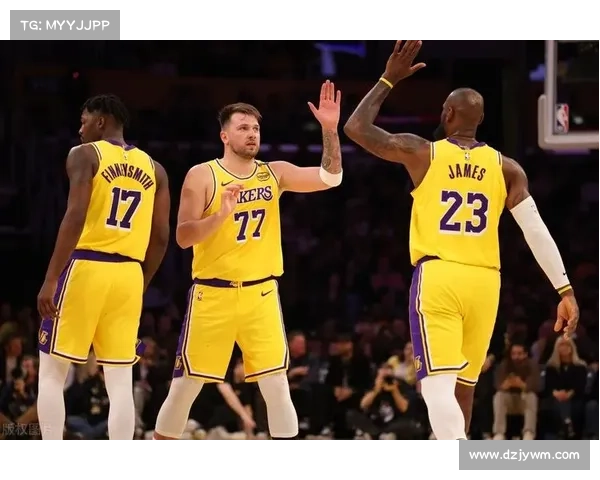 东契奇送出背后妙传助攻八村垒三分，湖人一波9-0打停独行侠